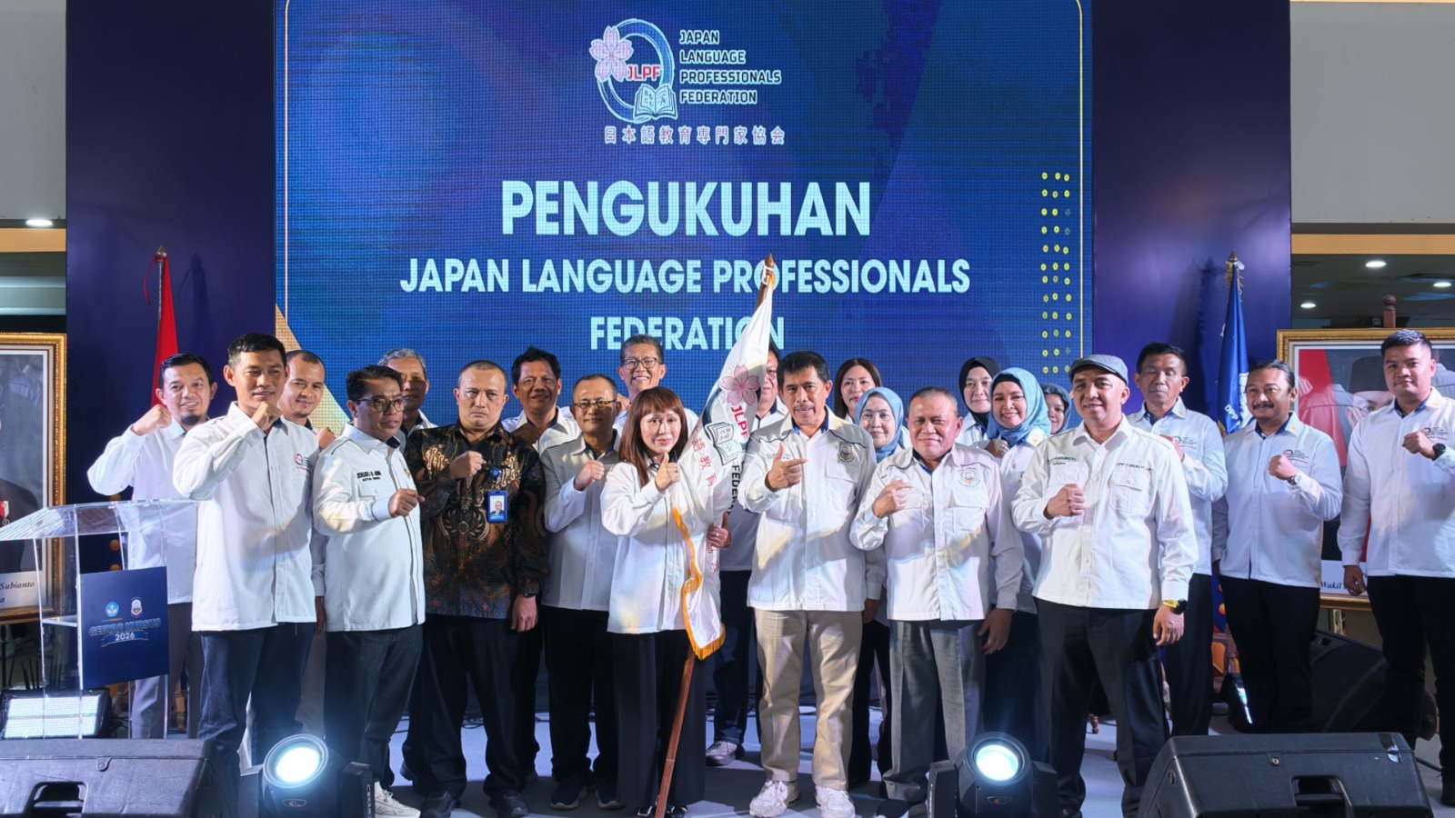 Serah terima piagam kepengurusan JLPF di atas panggung