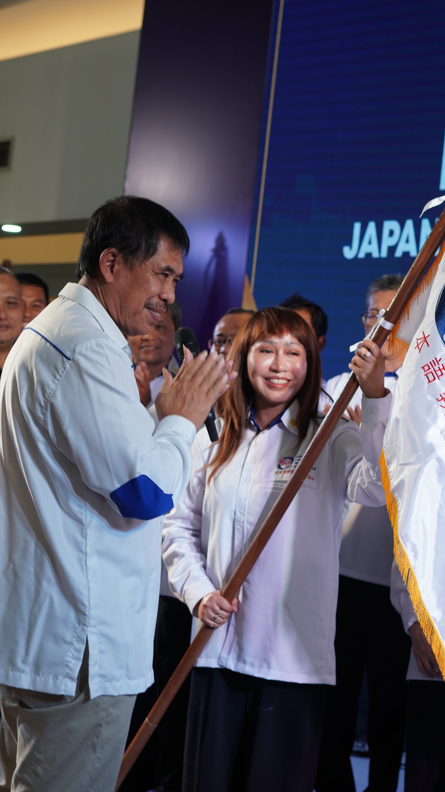 Momen penyerahan bendera JLPF dari sudut pandang lain