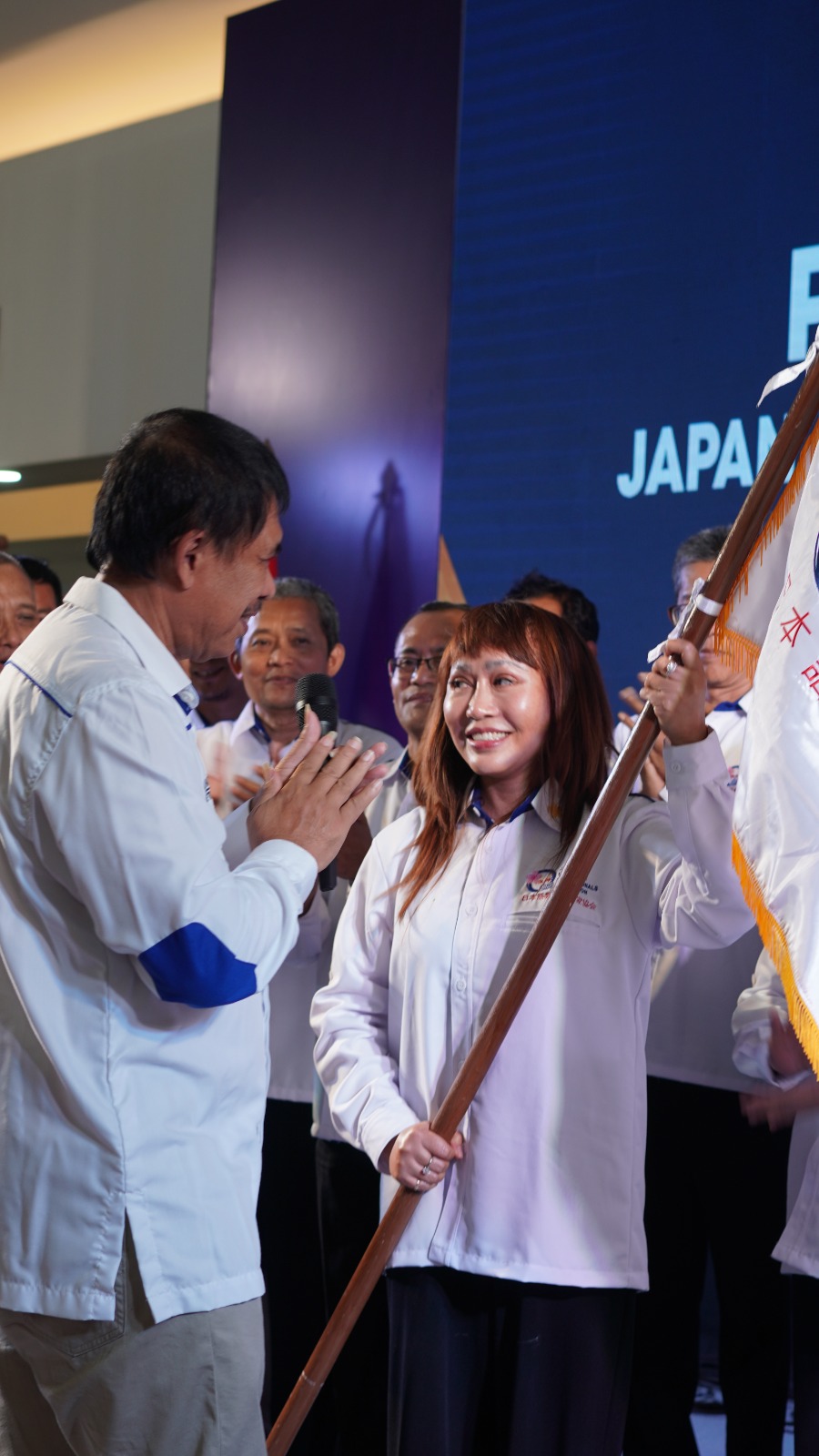 Foto bersama alumni kursus dan pengurus JLPF pada pelepasan alumni bekerja ke luar negeri