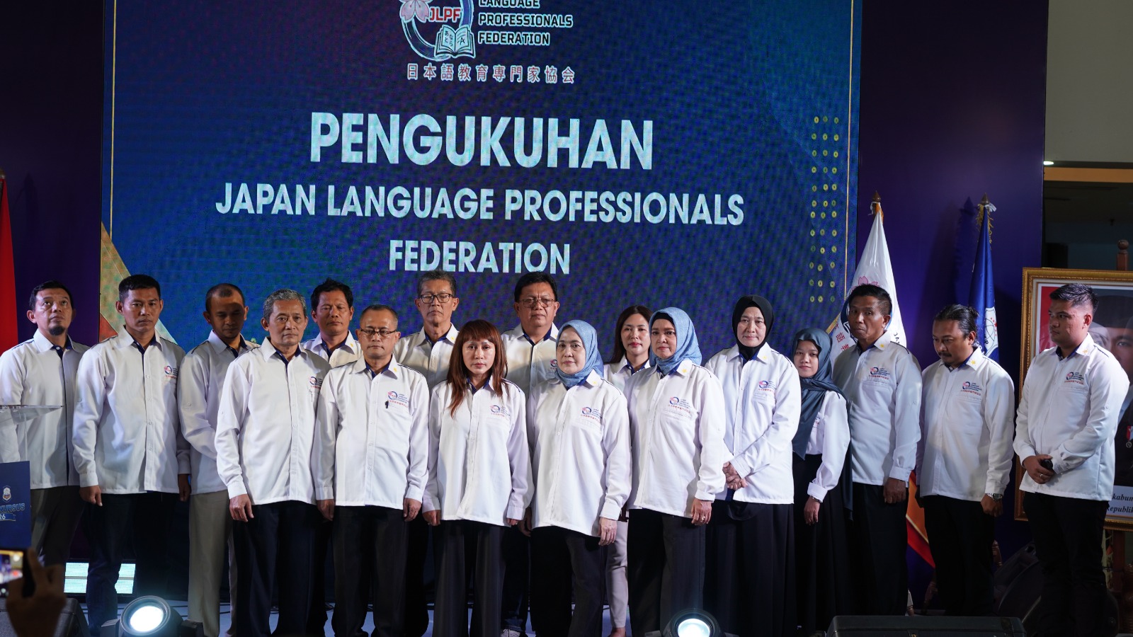 Jajaran pengurus JLPF berpose kompak usai prosesi pengukuhan